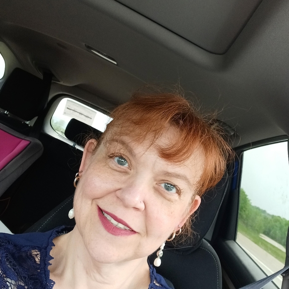 Meet your Posher, Lori - Picture 1 of 3